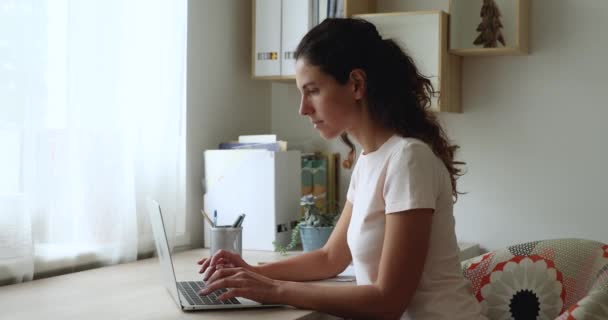 Frau mit Laptop machte Fehler in Dokument fühlt sich verzweifelt — Stockvideo