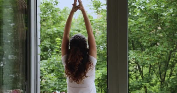 Vrouw staan in de zomer terras stretch lichaam spieren voelt verfrist — Stockvideo