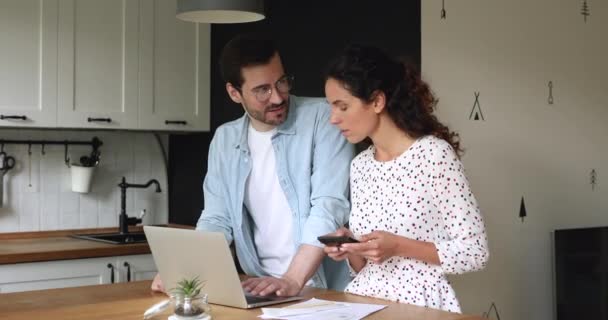 Couple planning budget pay bills using e-bank app on laptop — Stock Video