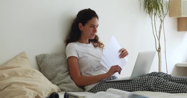 Femme d'affaires se réveillant tôt assis sur le lit a pris le travail — Video