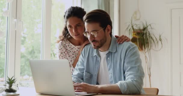 Paar nutzt Laptop und liest Nachrichten schreiend vor Freude und feiert Erfolg — Stockvideo