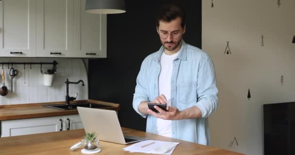 Man check bankrekening saldo gebruik laptop bereken geld uitgeven — Stockvideo