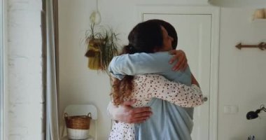 Ayrıldıktan sonra birbirini kucaklayan çift kavuşmanın tadını çıkarıyor.