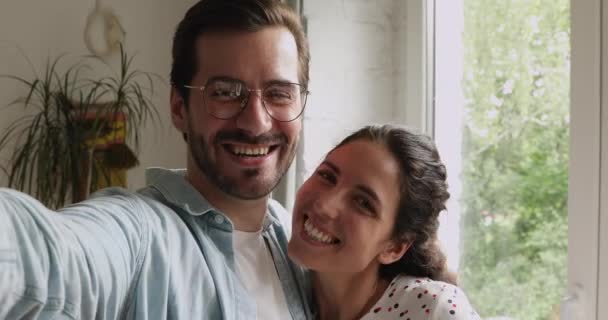 Пара перегляд веб-камери, дружина показує ключі від нового будинку — стокове відео