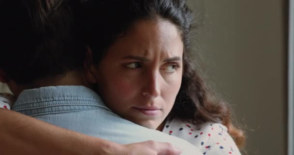 Nahaufnahme Gesicht traurige Frau umarmt geliebten Mann — Stockvideo