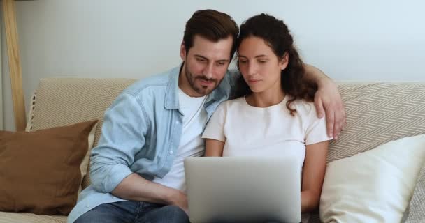 Couple criant de joie gagner à la loterie en ligne — Video