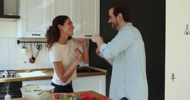 Живая супружеская пара танцует на кухне во время подготовки завтрака — стоковое видео