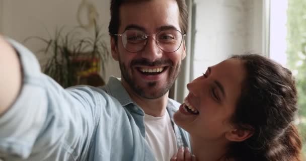 Närbild par skrattar känns överlycklig titta på kameran webbkamera visa — Stockvideo
