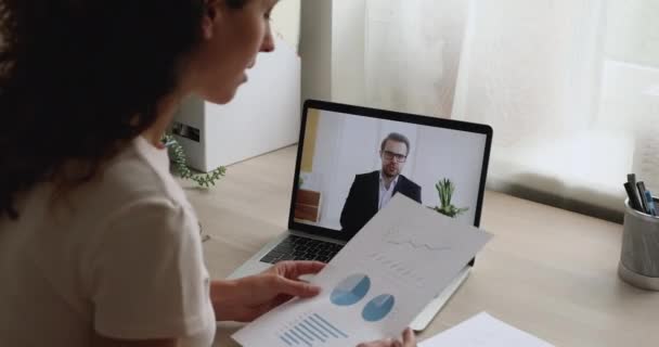 Ondernemers onderhandelen via videoconferentie laptop monitor uitzicht over zakenvrouw schouder — Stockvideo