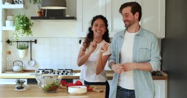 Pár rozptýlený od přípravy jídla taneční v domácí kuchyni — Stock video