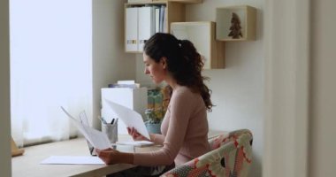 Kadın kredi belgelerini kontrol et ödeme çevrimiçi laptop banka uygulaması kullan