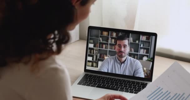 Kollegen diskutieren Ergebnisse von Finanzstatistiken und arbeiten per Videokonferenz zusammen — Stockvideo