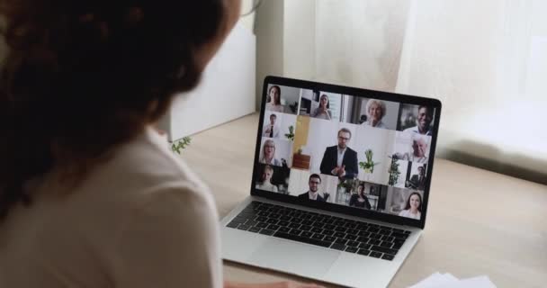 Mujer lidera reunión virtual con socios comerciales multiétnicos por videoconferencia — Vídeo de stock