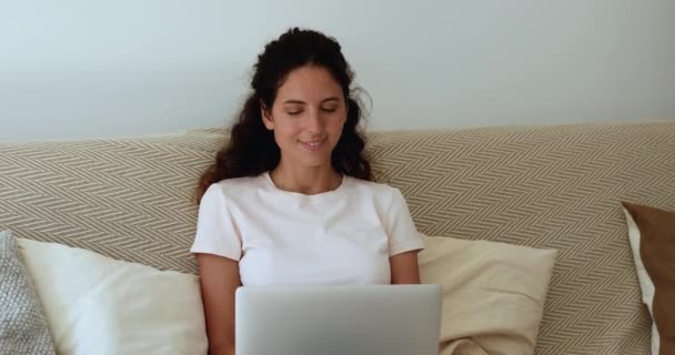 Жінка, що сидить з ноутбуком, насолоджується чатом, використовуючи онлайн-сервіси електронного оновлення — стокове відео