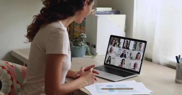 Mulher participa de videoconferência em grupo chamada comunicação com colegas da empresa — Vídeo de Stock