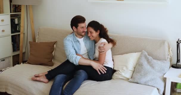 Pareja abrazando sentado en sofá compartir sueños planificación feliz futuro — Vídeo de stock