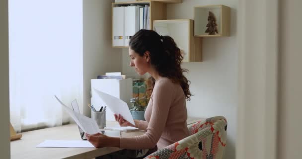 Mulher verificar papéis do empréstimo pagar on-line usar laptop aplicativo bancário — Vídeo de Stock