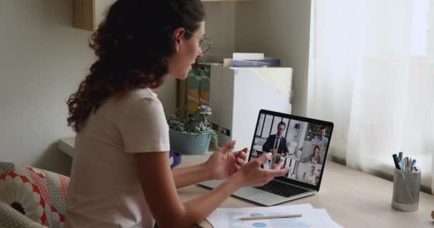 Vrouw in gesprek met collega 's die op afstand betrokken zijn bij briefing via videocall — Stockvideo