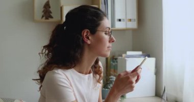 İnternet arama bilgilerini kullanarak akıllı telefon tutan kadın gözlüğü takıyor