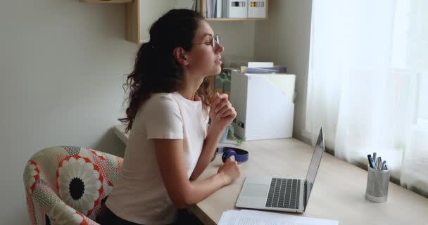 Geschäftsfrau, die am Computer arbeitet, fühlt sich überarbeitet und nimmt die Brille ab — Stockvideo