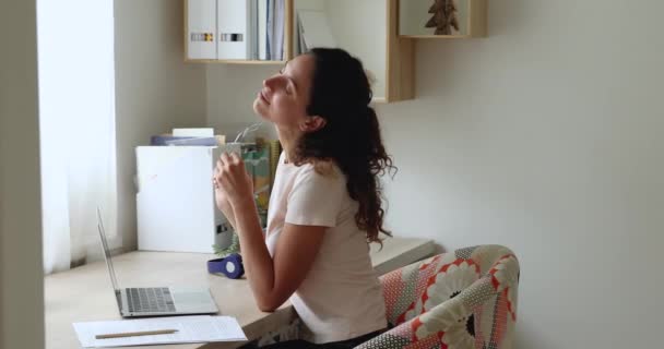 Жіноча робота на ноутбуці знімає окуляри та відпочиває — стокове відео