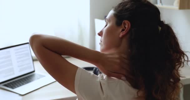 Frau reibt Nacken, um schmerzhafte Gefühle und Muskelverspannungen zu lindern — Stockvideo