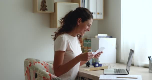 Femme lu lettre de correspondance reçue se sent heureux par de bonnes nouvelles — Video