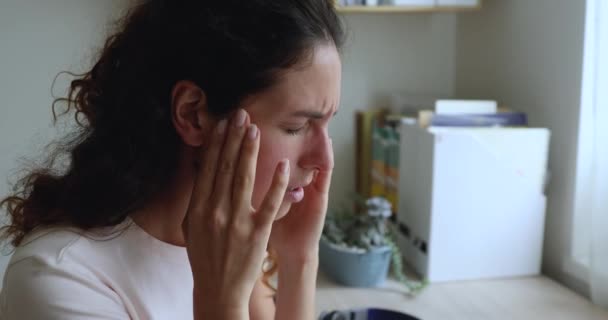 Vista cercana cara mujer sufre de dolor de cabeza severo — Vídeos de Stock