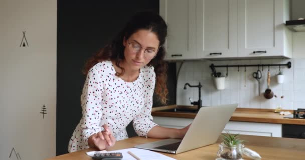 Vrouwelijke doen boekhoudkundige werkzaamheden vanuit huis berekent bedrijf jaarrekening — Stockvideo