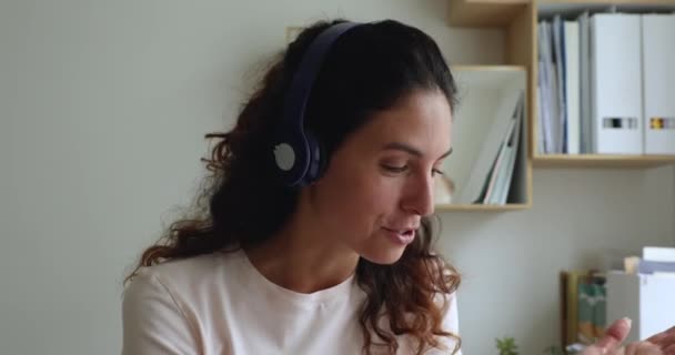 Close-up webcam bekijken vrouw in hoofdtelefoon maakt videocall groet gesprekspartner — Stockvideo