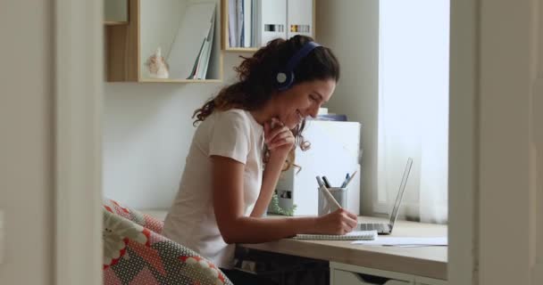 Kobieta ucząca się języka obcego zdalnie przez videocall i laptop — Wideo stockowe