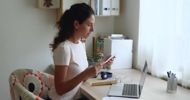 Frau öffnet Umschlag und liest schlechte Nachrichten in Brief — Stockvideo