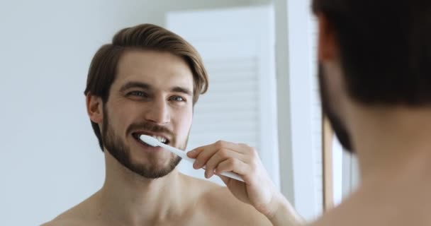 Giovane uomo lavarsi i denti sensazione di dolore nelle gengive sanguinanti — Video Stock