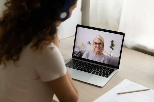 Jonge vrouw hebben webcam gesprek op laptop met mam — Stockfoto