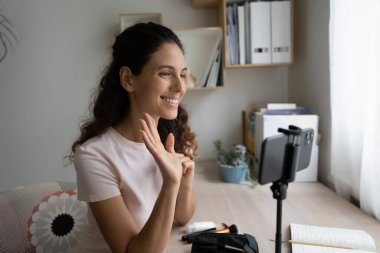 Gülümseyen kadın vlog kaydedicisi videosu cep telefonunda