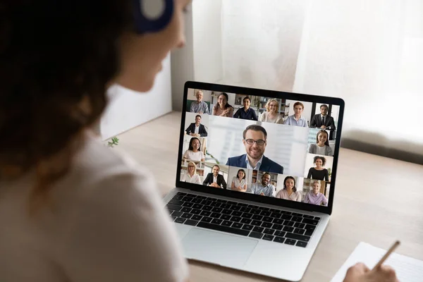 Vista posteriore di dipendente femminile hanno riunione online sul computer portatile — Foto Stock