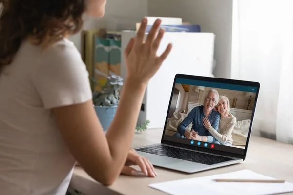 Frau spricht per Videotelefon auf Laptop mit älteren Eltern — Stockfoto