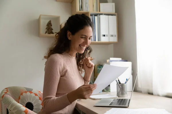 Opgewonden jonge vrouw dolblij met goed nieuws in brief — Stockfoto