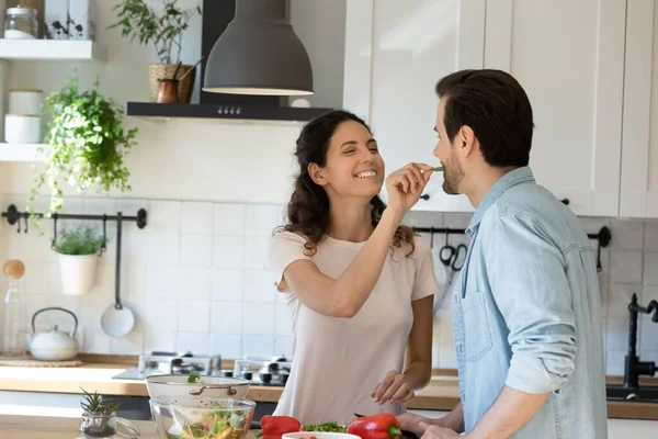 Sorridente coppia divertirsi cucinare a casa cucina — Foto Stock