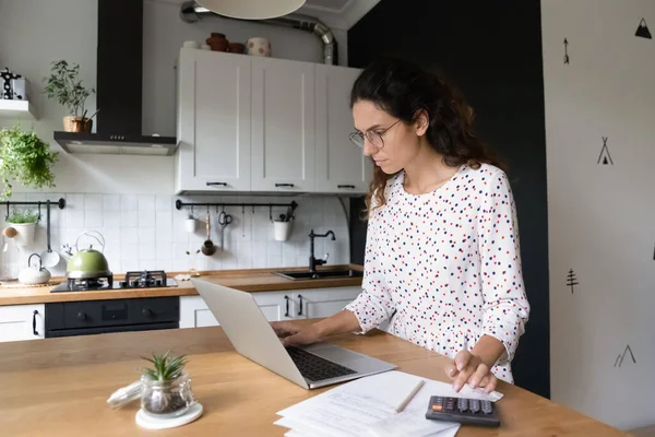 Focused woman pay bills taxes on laptop online — Stock Photo, Image