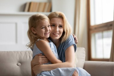 Mutlu heyecanlı milenyum anneciği kucağında küçük kızı