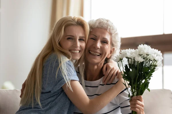 Duas fêmeas de diversas gerações posando para retrato do Dia da Mulher — Fotografia de Stock