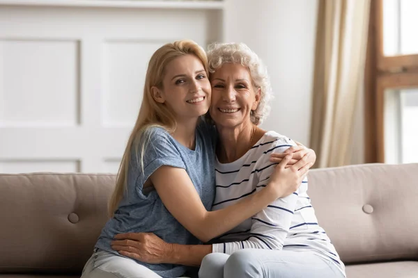 Dos mujeres felices de diversas generaciones posando para el retrato en el interior —  Fotos de Stock