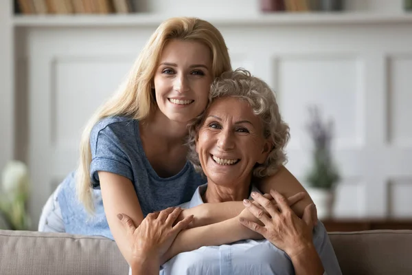 Familjeporträtt av gammal mor och vuxen dotter hemma — Stockfoto