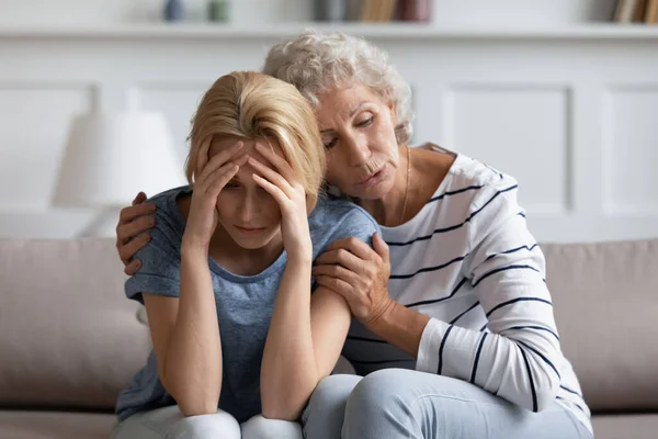 Angstige liefdevolle oude hamstermoeder kalmerend gestresst lijden volwassen dochter — Stockfoto