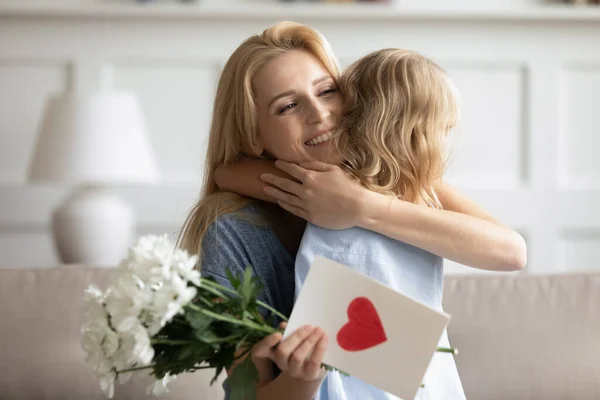 Kleine Tochter grüßt glückliche Mutter mit Frauentag — Stockfoto