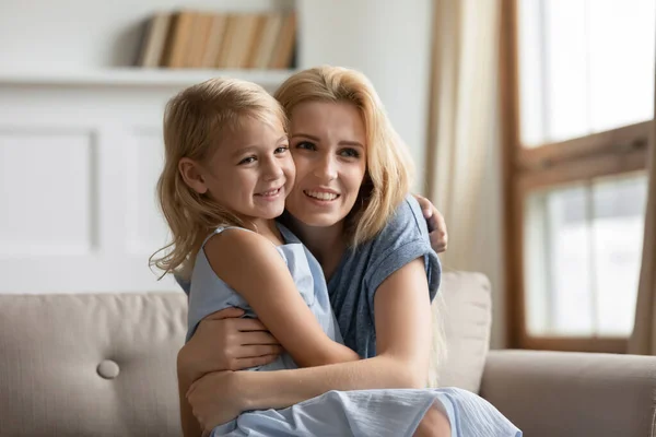 Feliz emocionado millennial mami holding pequeña hija de rodillas —  Fotos de Stock