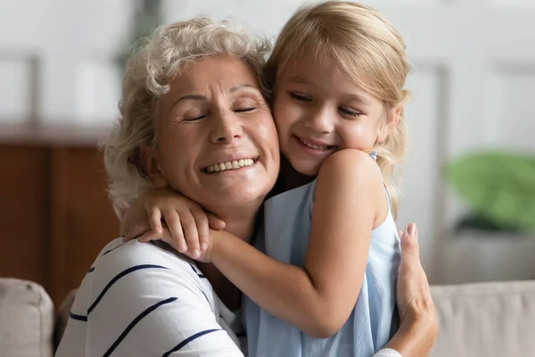 Retrato de abuela mayor abrazando a su querido nieto cerrando los ojos —  Fotos de Stock