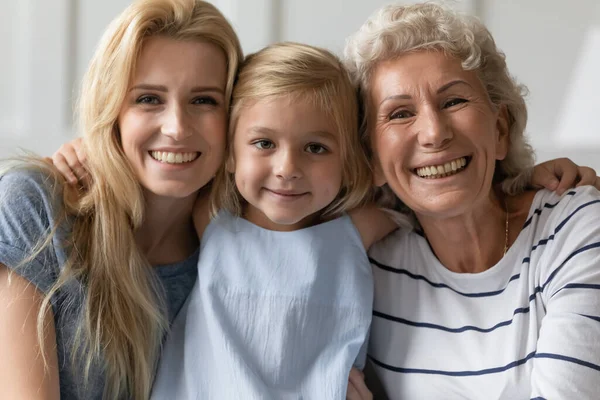 Heureux portrait de famille de trois générations de femmes — Photo