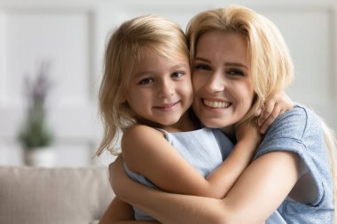 Sevgi dolu bekar anne kucağında küçük anaokulu kızı